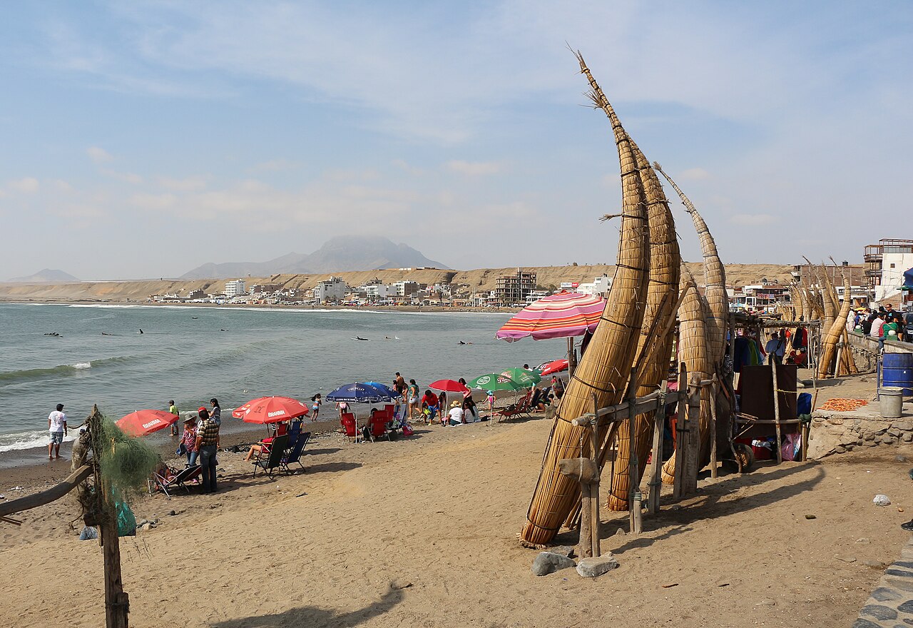 Caballitos de totora en la playa de Huanchaco