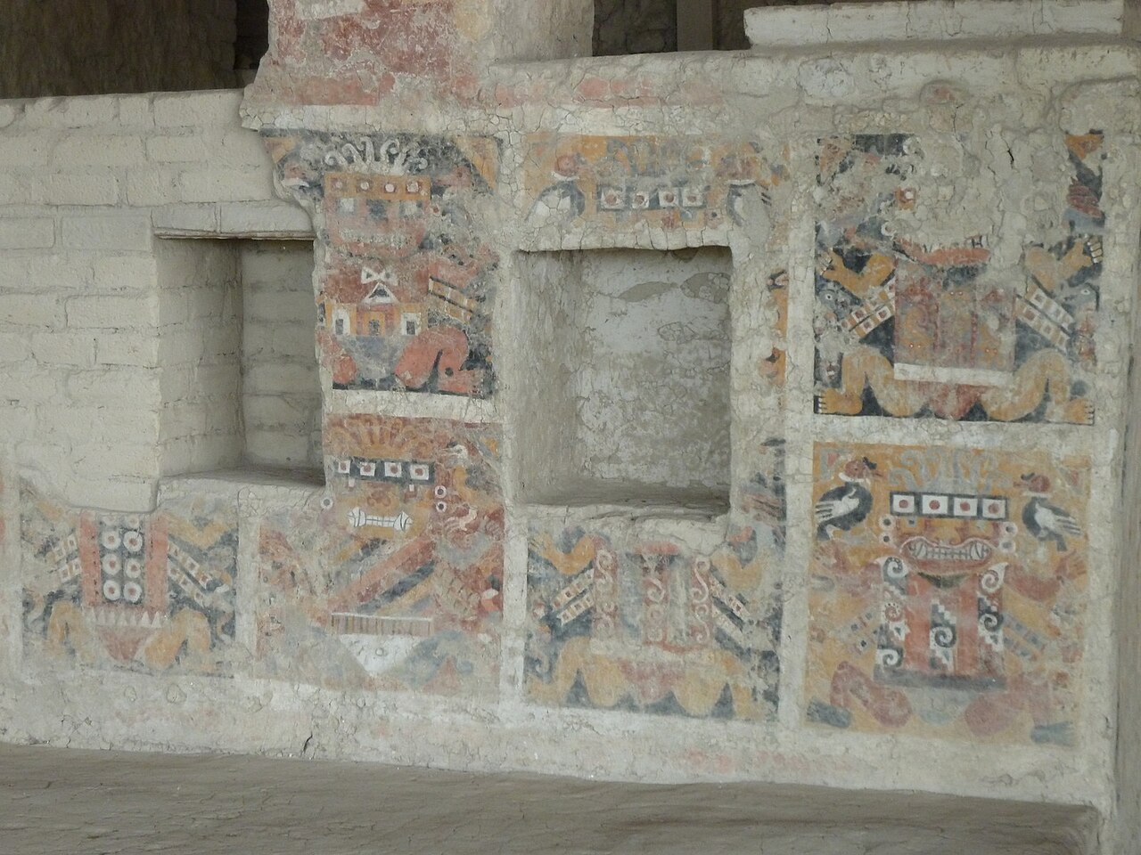Murales moche junto a la tumba de la Señora de Cao
