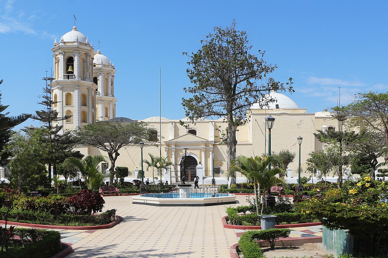 Templo de San Pedro desde la plaza de Lambayeque