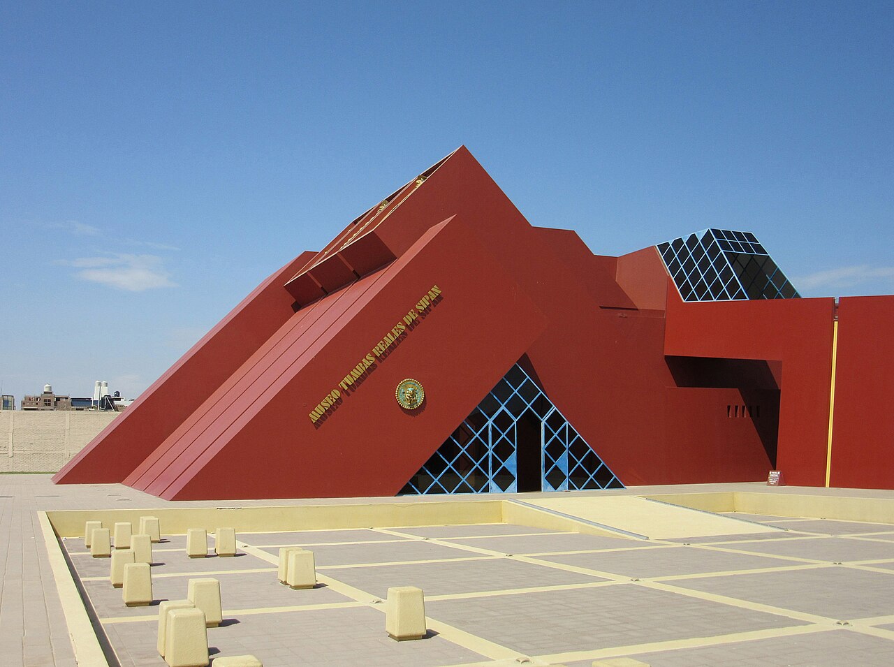 Fachada piramidal del Museo Tumbas Reales de Sipán