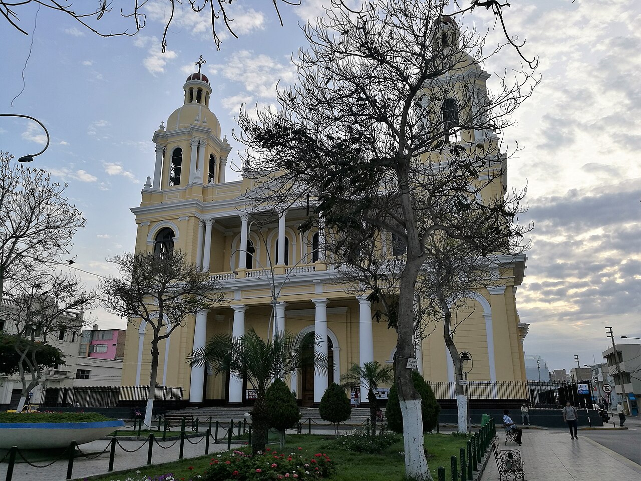 La catedral de Chiclayo desde la plaza de armas