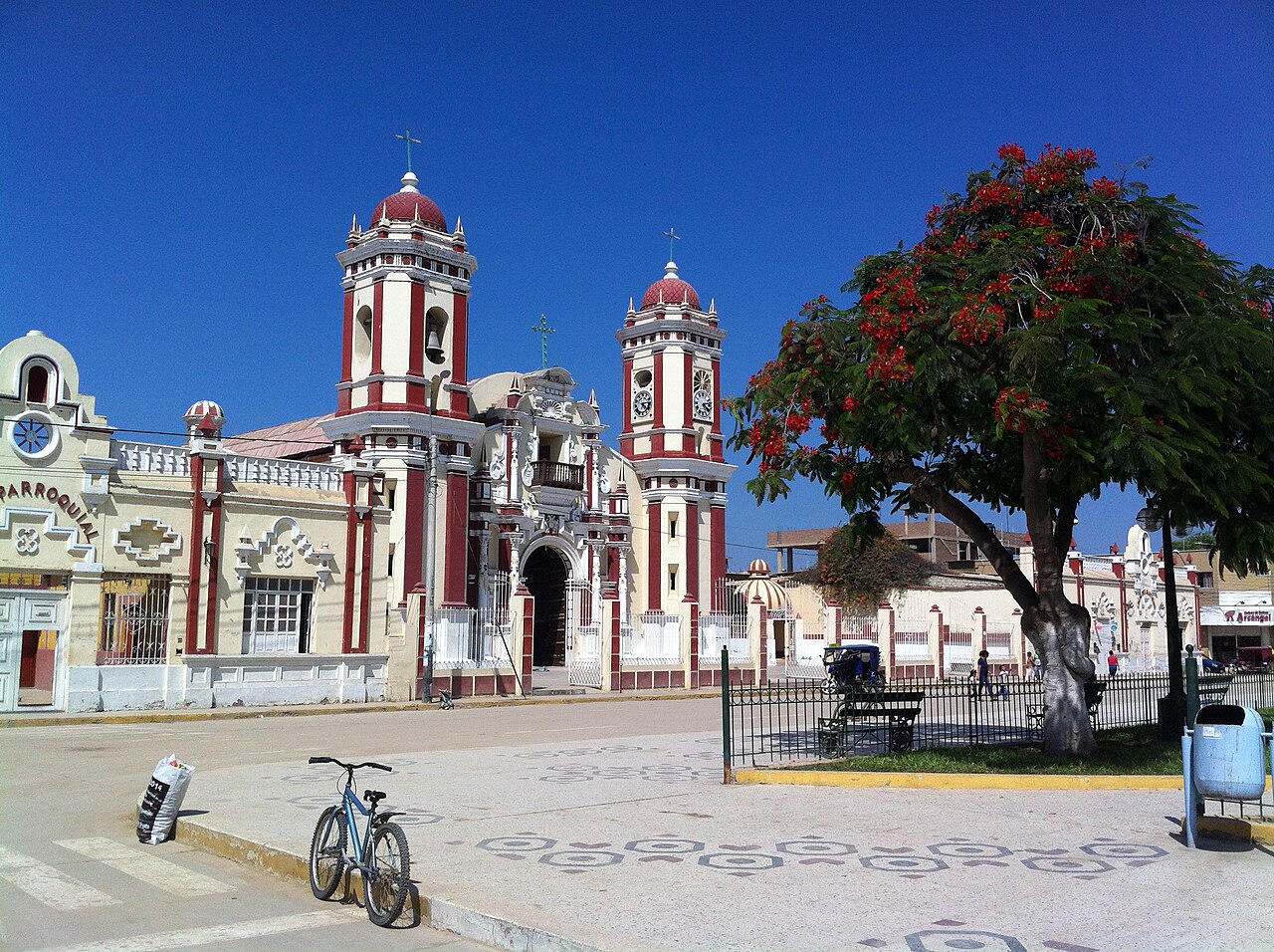 Iglesia de Santa Lucía en la plaza de Ferreñafe