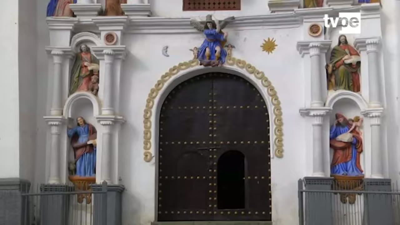 Frontis lleno de santos de la iglesia de Cajatambo