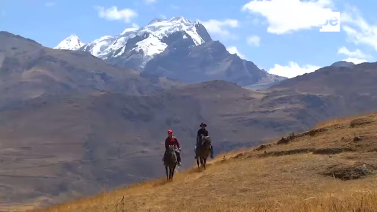 Jinetes en Astobamba con un nevado de Huayhuash al fondo