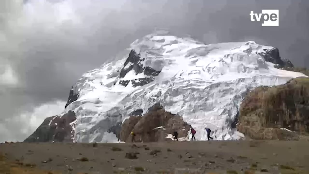 Caminantes bajo el hielo del nevado Cuyoc