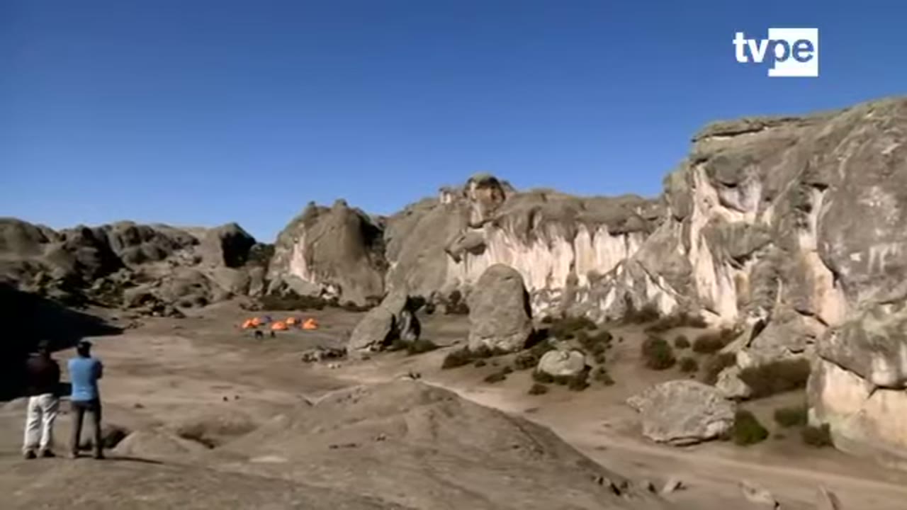 Carpas al pie de las rocas del anfiteatro