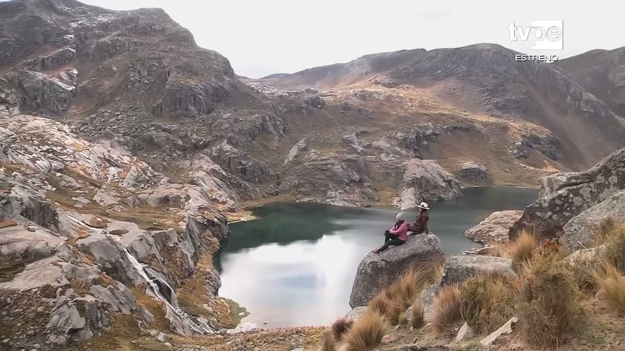 Laguna al pie del Pariacaca