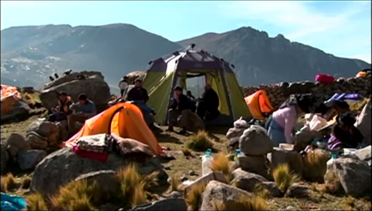 El campamento de Atarhuay, a 4,500 m, con el apu Pariacaca al fondo