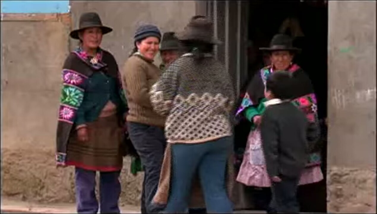 Mujeres de Tanta con los trajes de lana que visten a diario