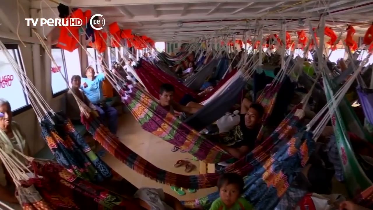 Hamacas en la cubierta de una lancha del Ucayali
