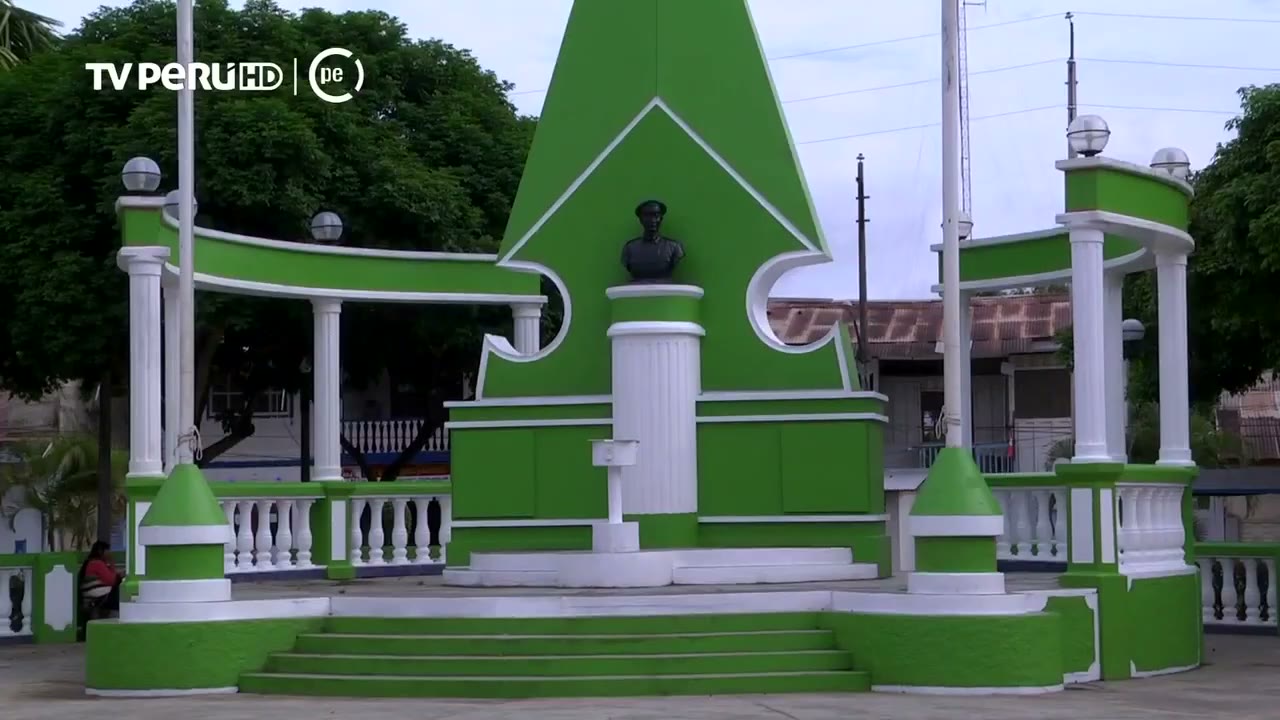 Un monumento en la plaza de Contamana