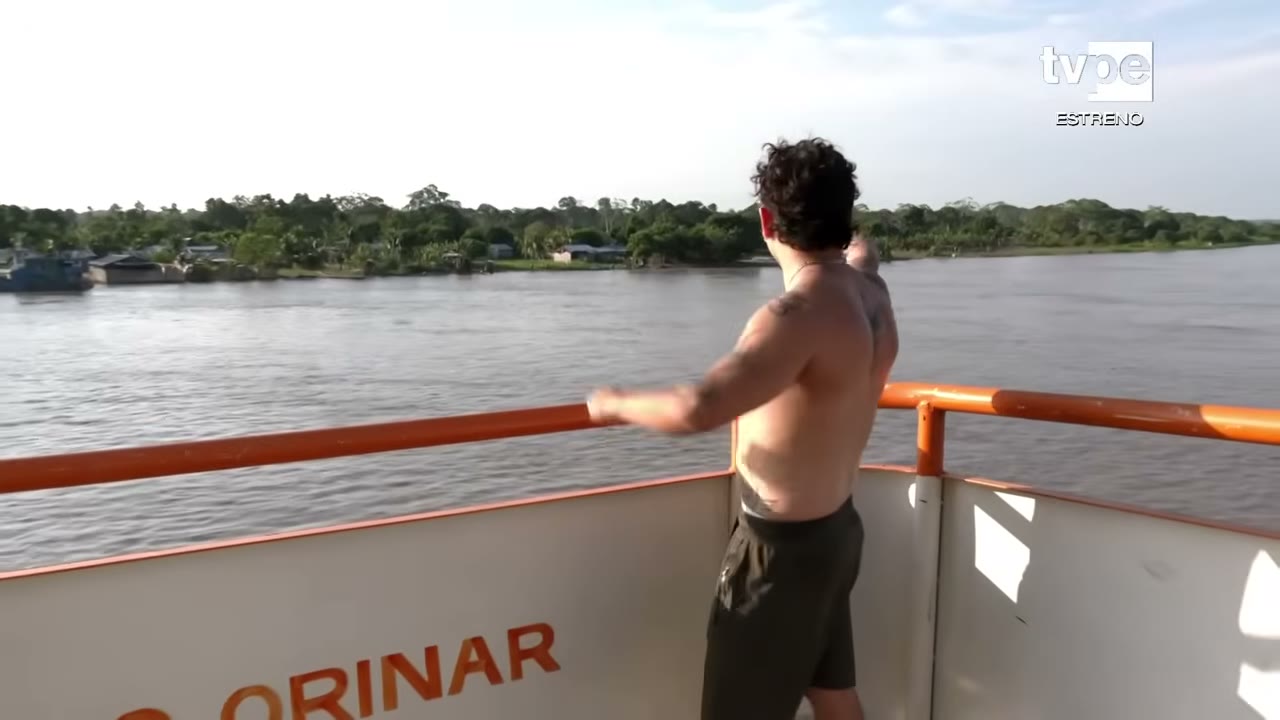 En la cubierta de la lancha rumbo a Iquitos