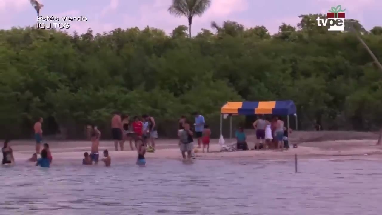 Bañistas en la playa Santa Rita