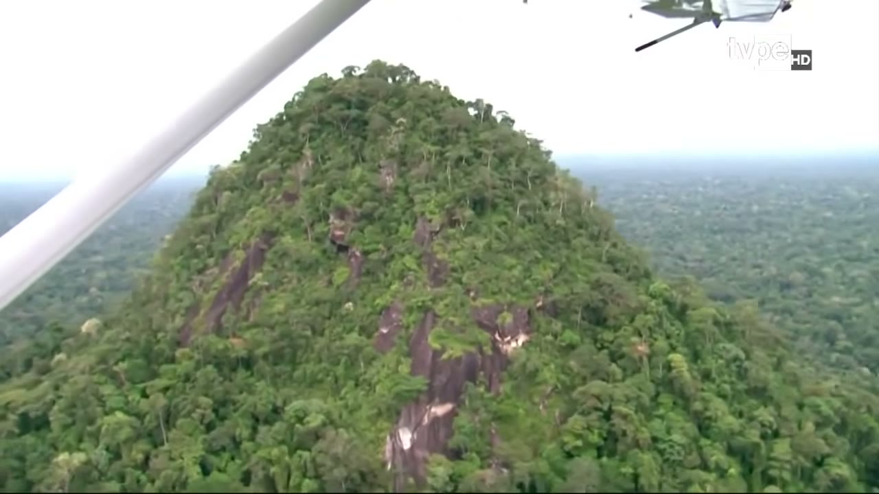 Los cerros de la Sierra del Divisor vistos desde el avión