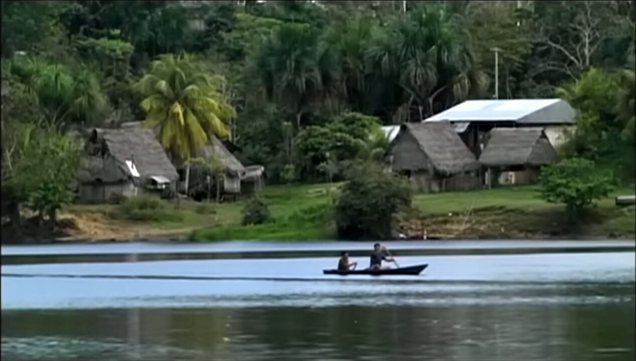La comunidad frente al lago Cuipari
