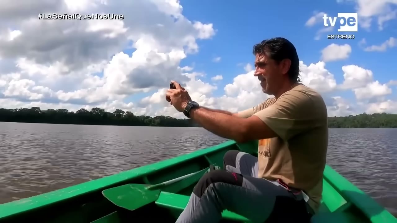 Navegando por el lago Sandoval