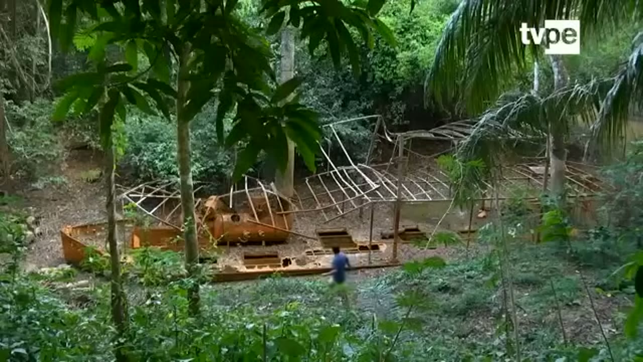 El Vapor Perú, abandonado entre la vegetación de Hacienda Concepción