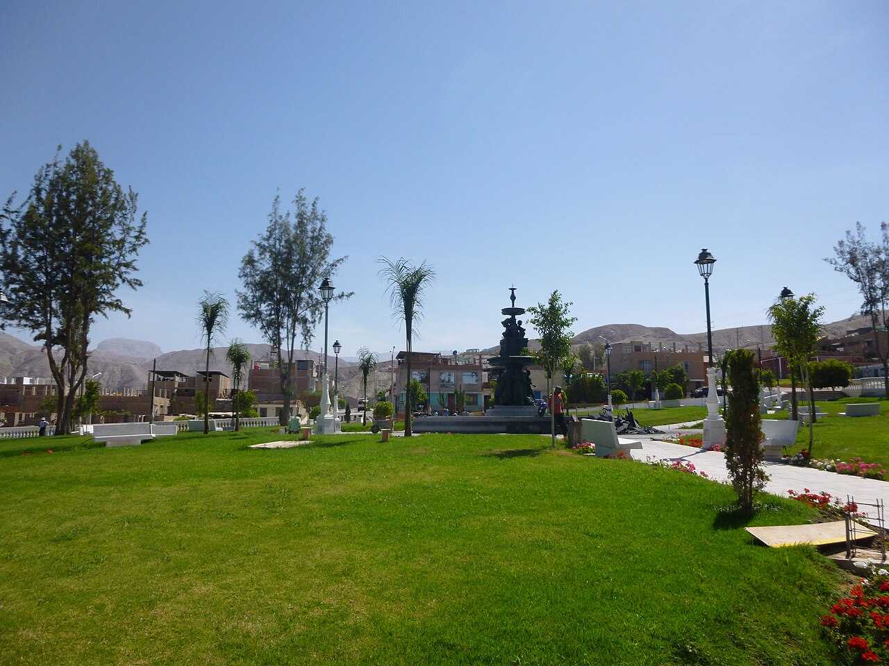 Jardines y pileta de la plaza de Samegua