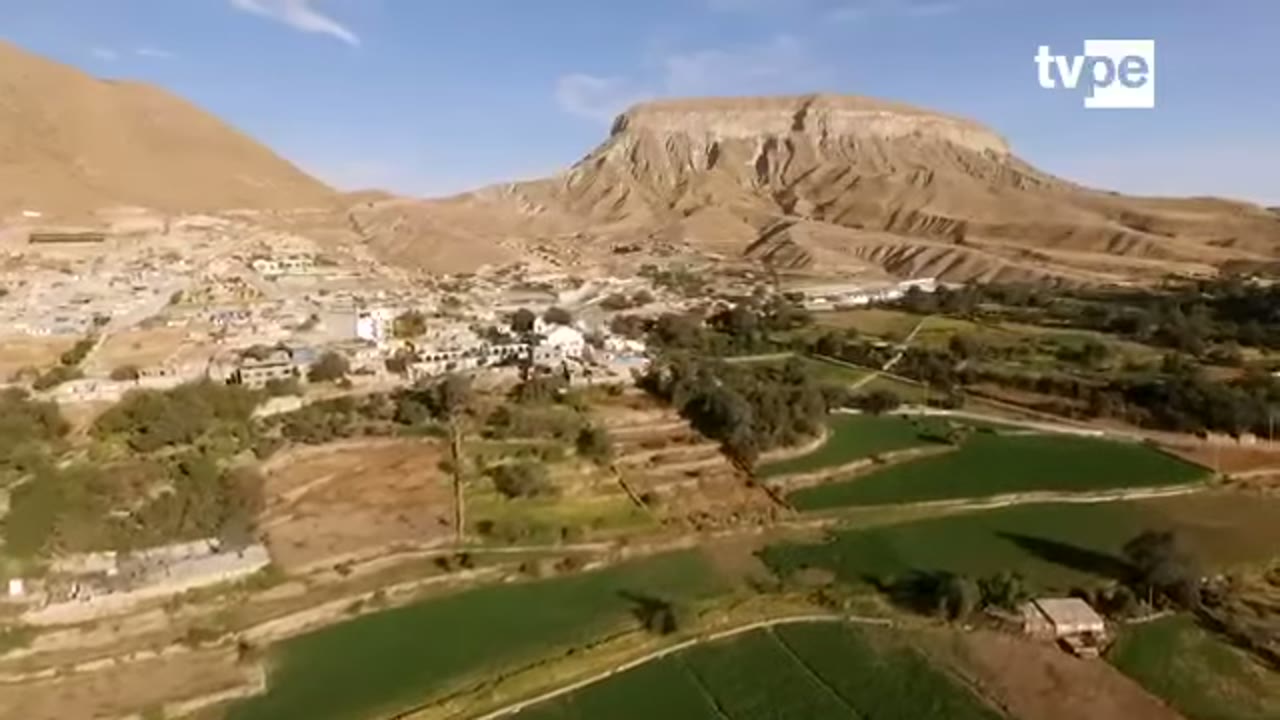 Yacango y sus chacras al pie del cerro Baúl