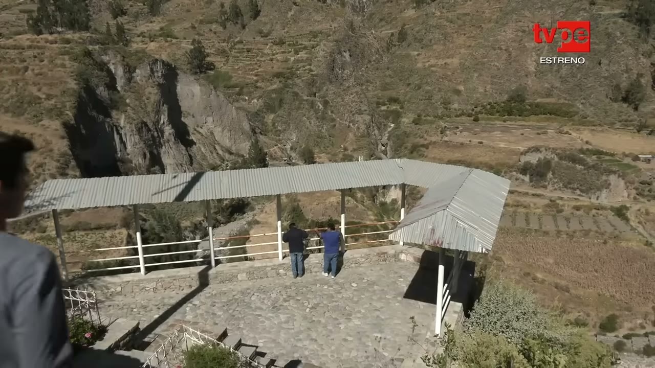 El puente colonial sobre el río Carumas