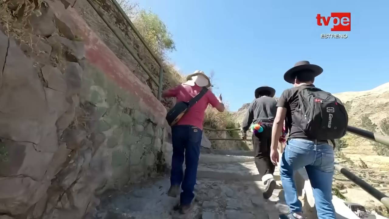 Caminantes en el camino de piedra de Saylapa