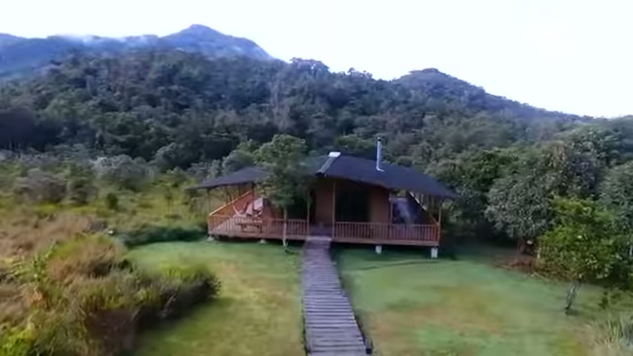 Una cabaña del Ulcumano Ecolodge en el bosque de neblina