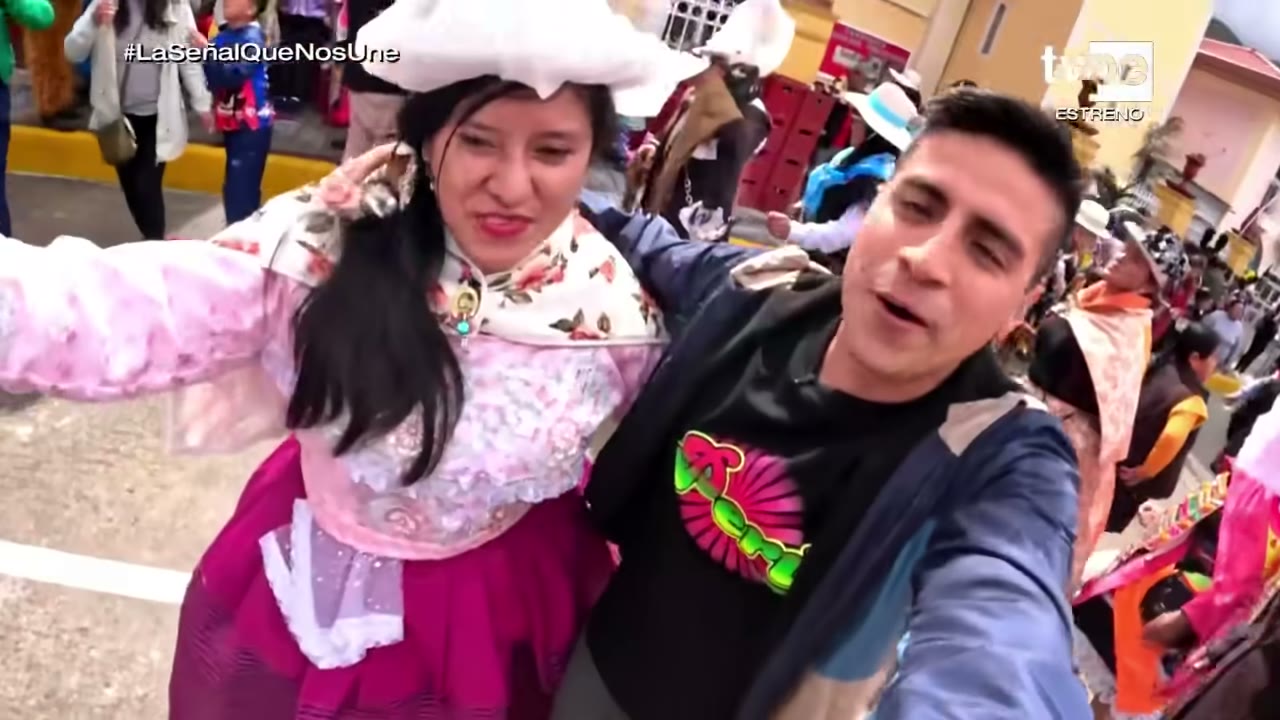 Danzantes en la plaza de Paucartambo