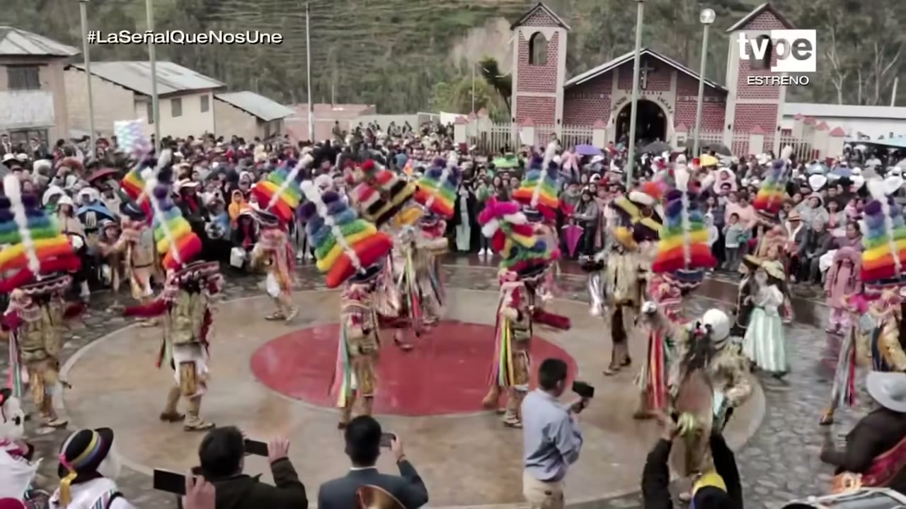 Danzas frente al santuario de Áncara