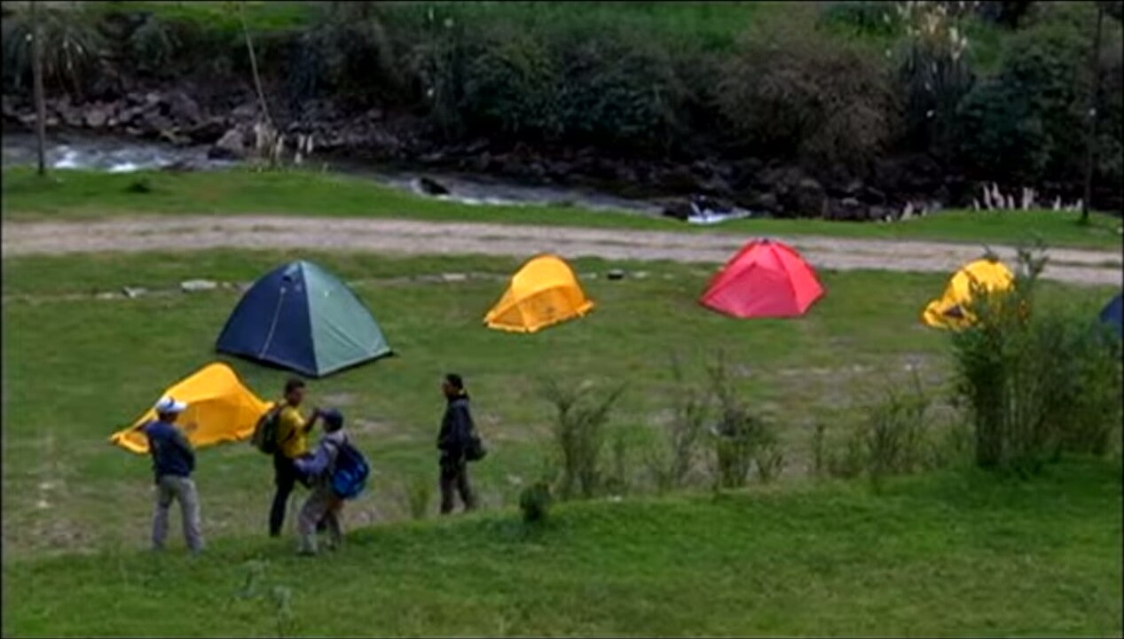 Campamento junto al río en Villo