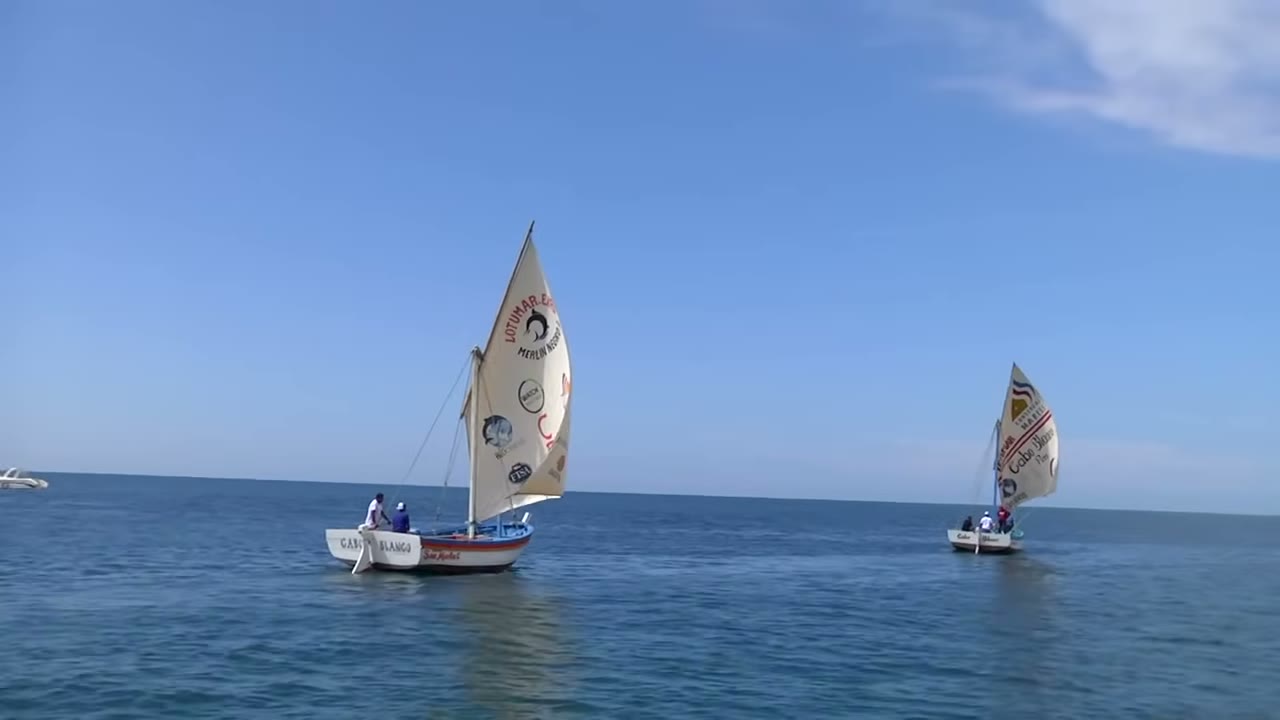 Veleros de pescadores frente a Cabo Blanco