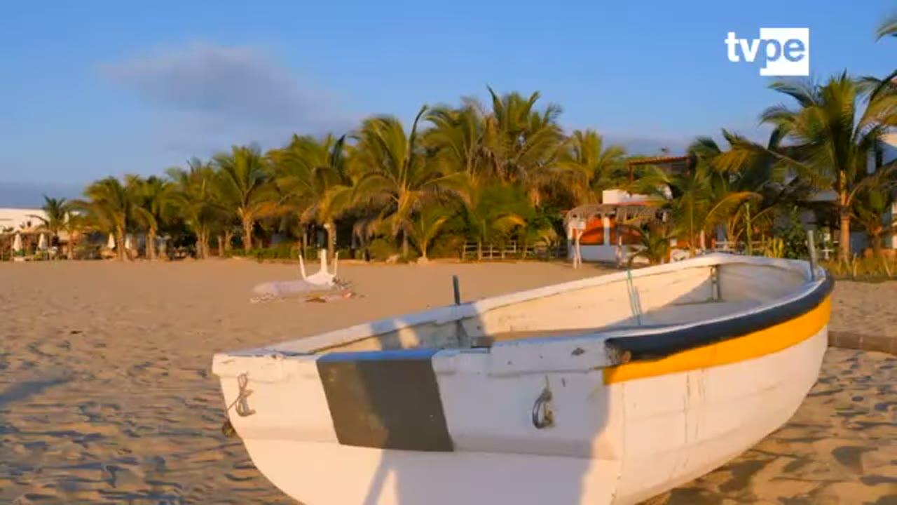 Bote en la playa de Punta Sal