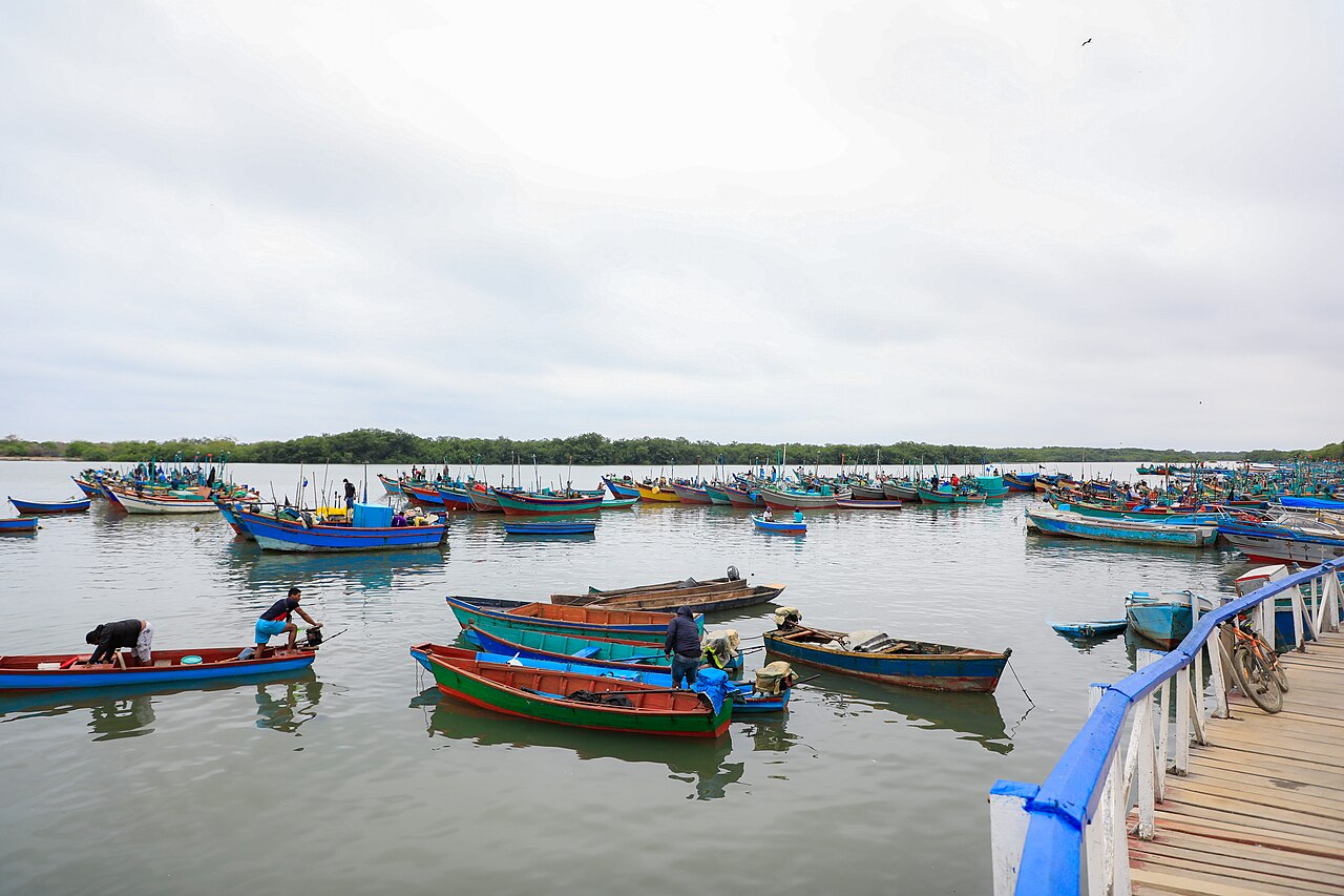 Botes de pescadores en el muelle de Puerto Pizarro