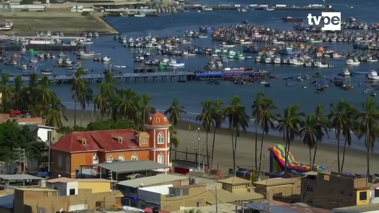 Paita y su bahía llena de botes
