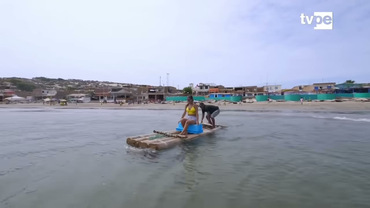 Balsilla frente a la playa de Yacila