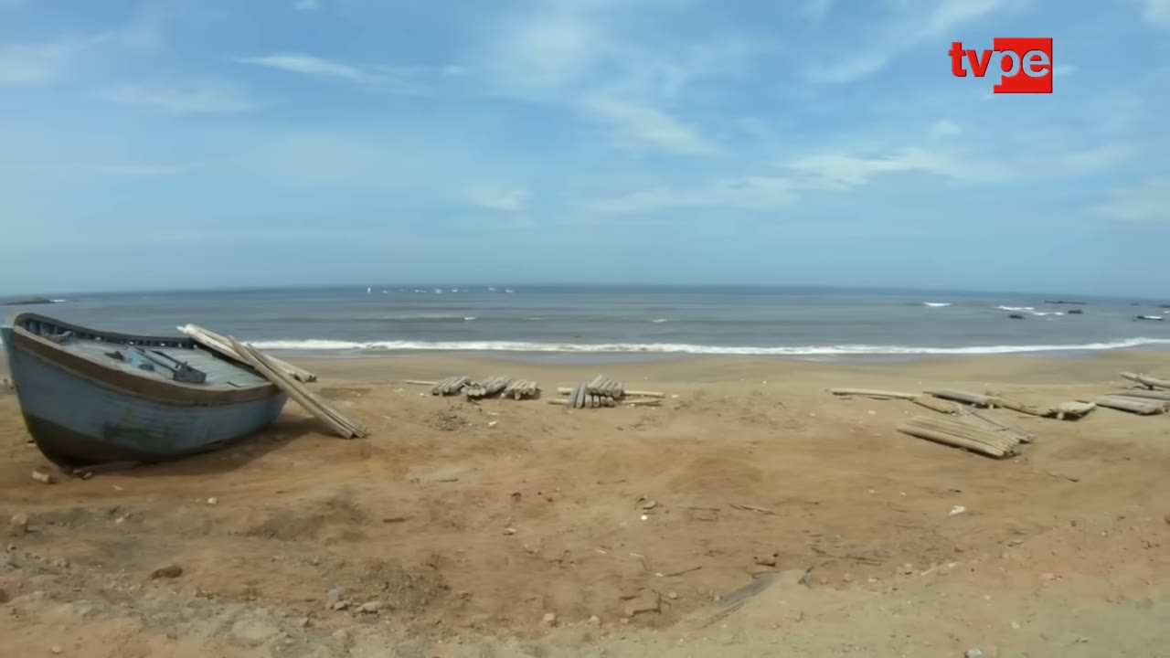 Bote varado en la playa Cangrejos