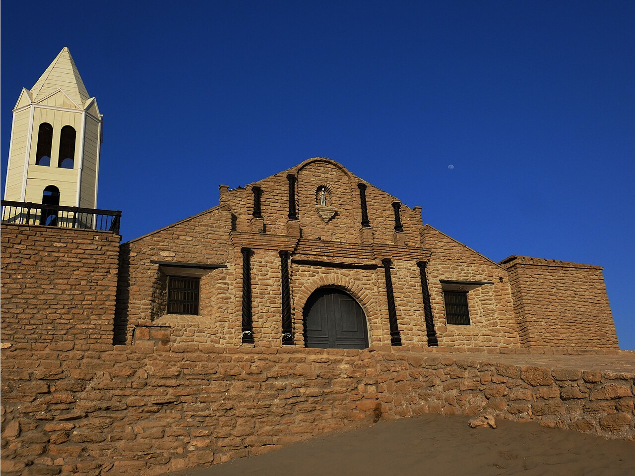 Fachada de piedra de San Lucas de Colán