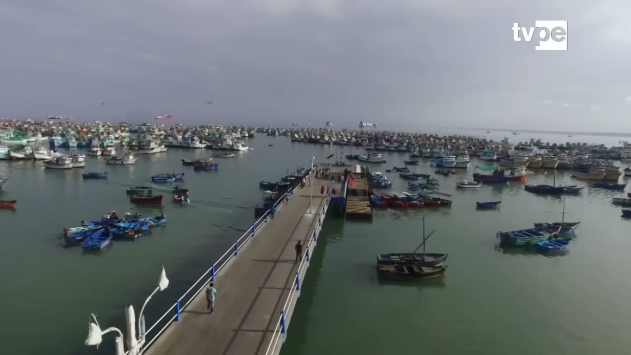 Muelle y botes en la bahía de Paita