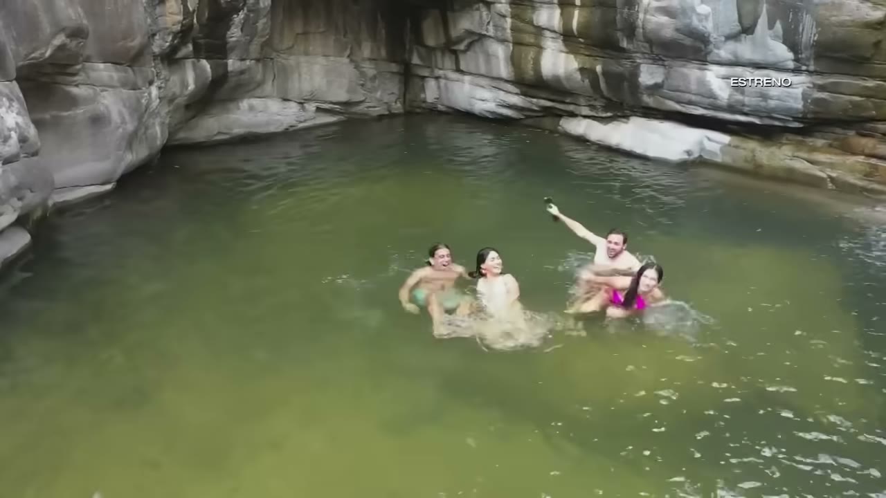 Bañistas en la poza de Caracucho