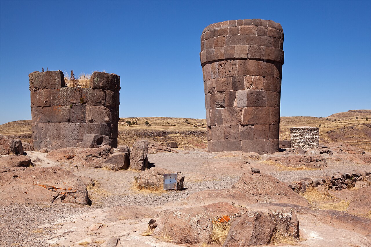 Dos chullpas de piedra en Sillustani