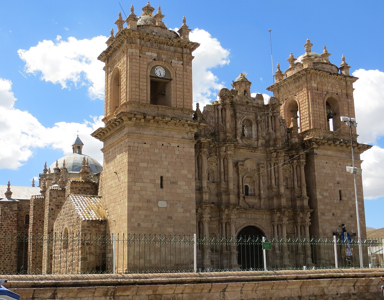 Fachada barroca de la catedral de Ayaviri