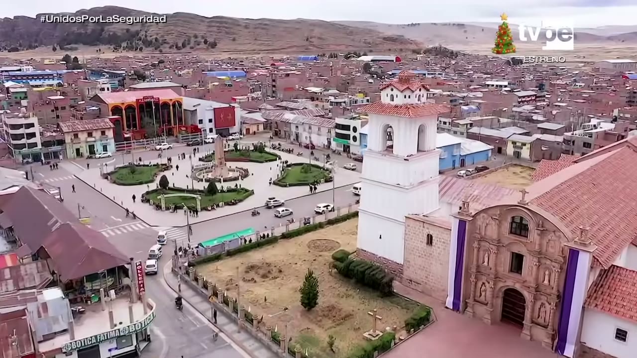 Azángaro desde el aire, con su plaza e iglesia