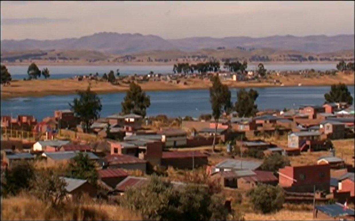 El pueblo de Anapia frente al lago