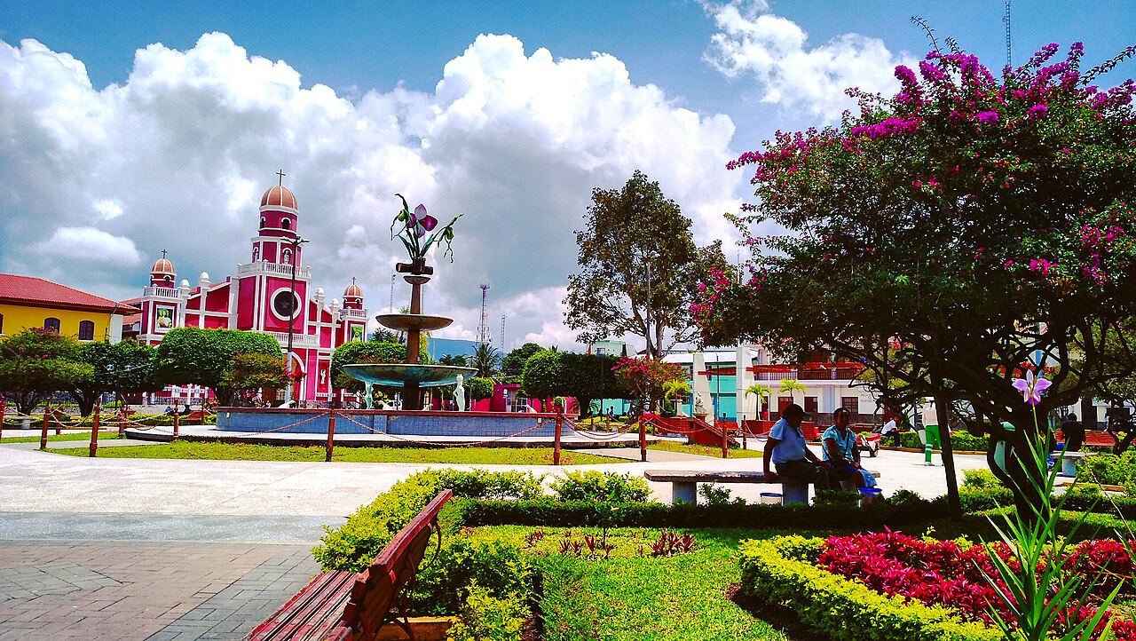 Pileta y jardines de la plaza de Moyobamba