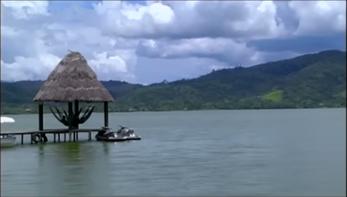 Un muelle en la laguna Azul