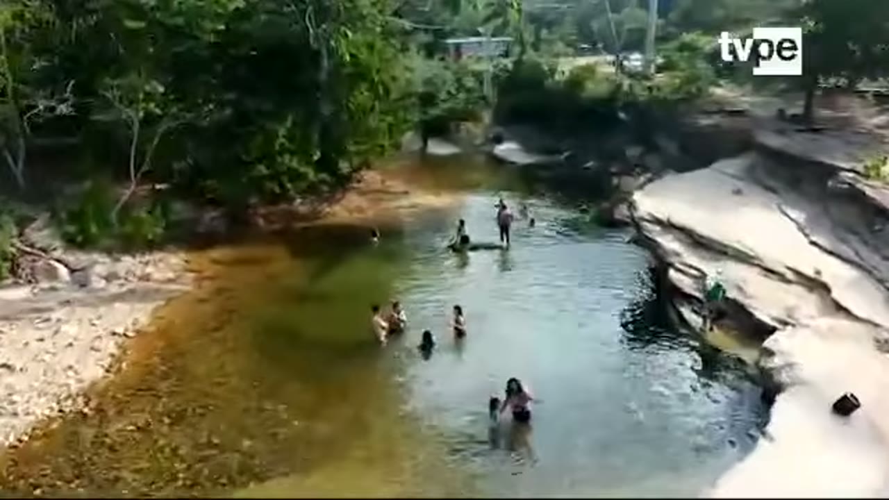 Bañistas en las piscinas naturales de Zapani