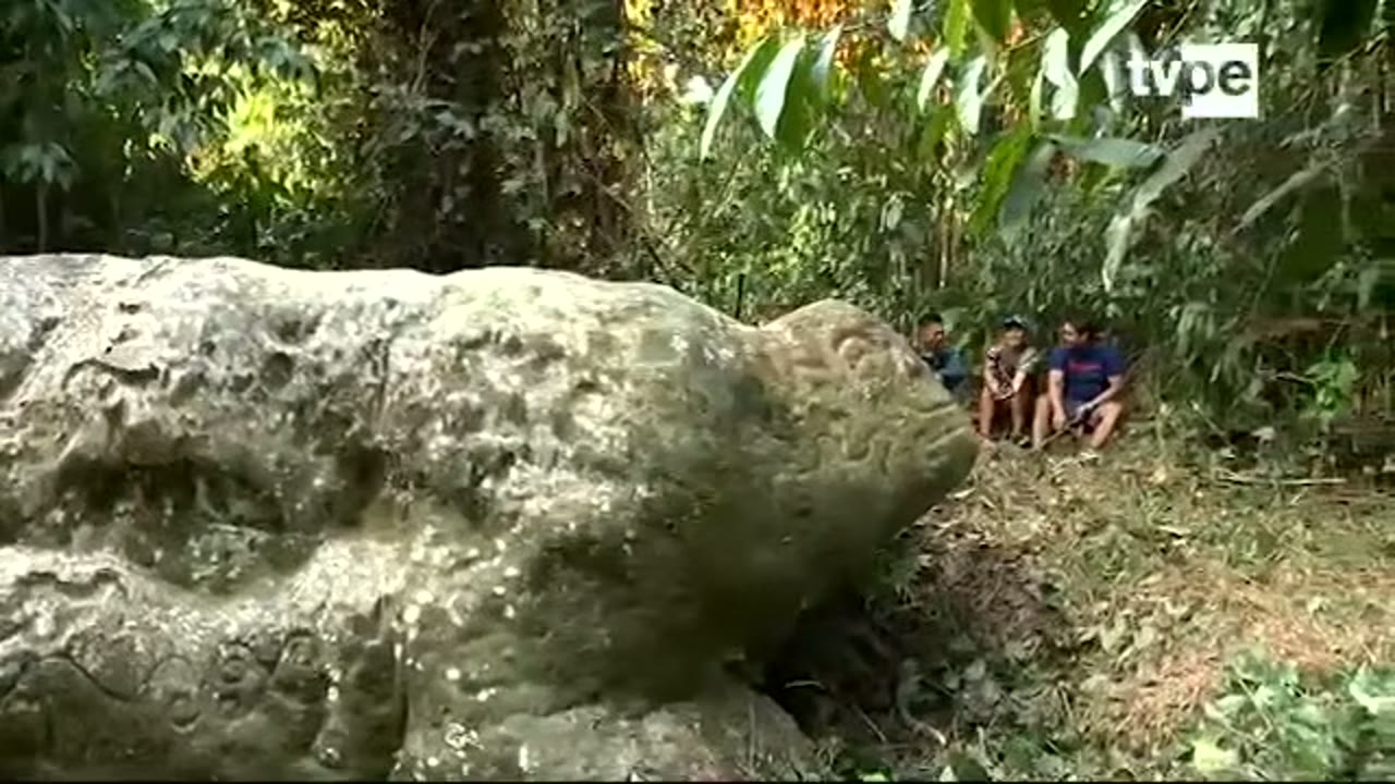 El monolito del toro y sus grabados, en la selva