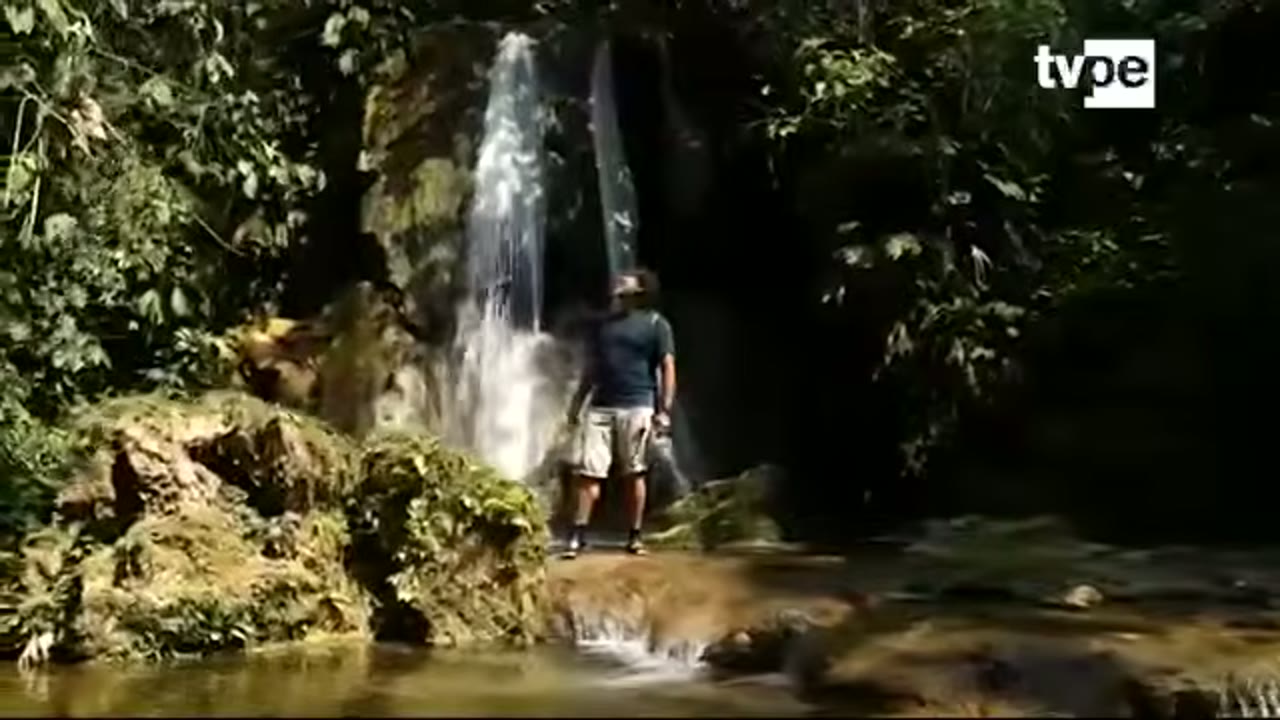 La catarata de Corintoni entre la vegetación