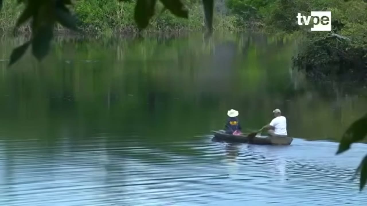 Pescadores en canoa en la cocha Juanacha