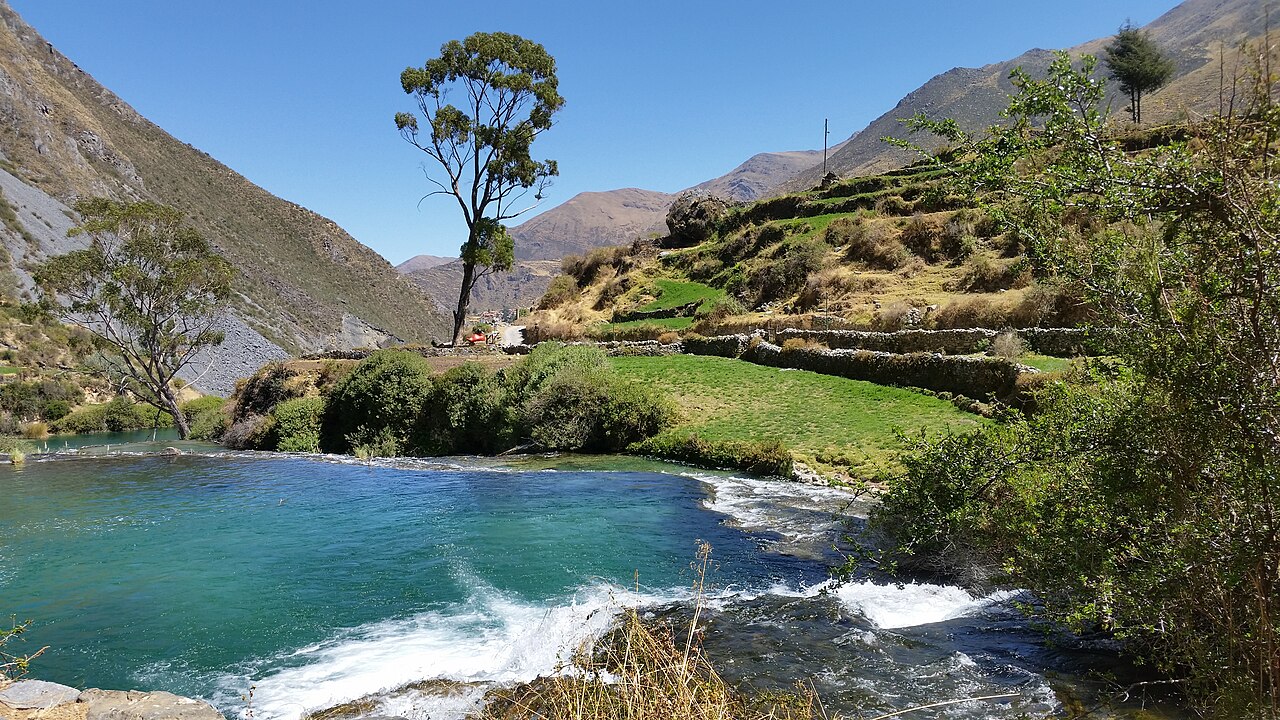 Pozas turquesa del río Cañete en Huancaya