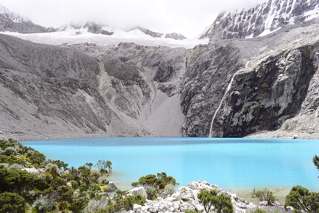Laguna 69, su cascada y los glaciares